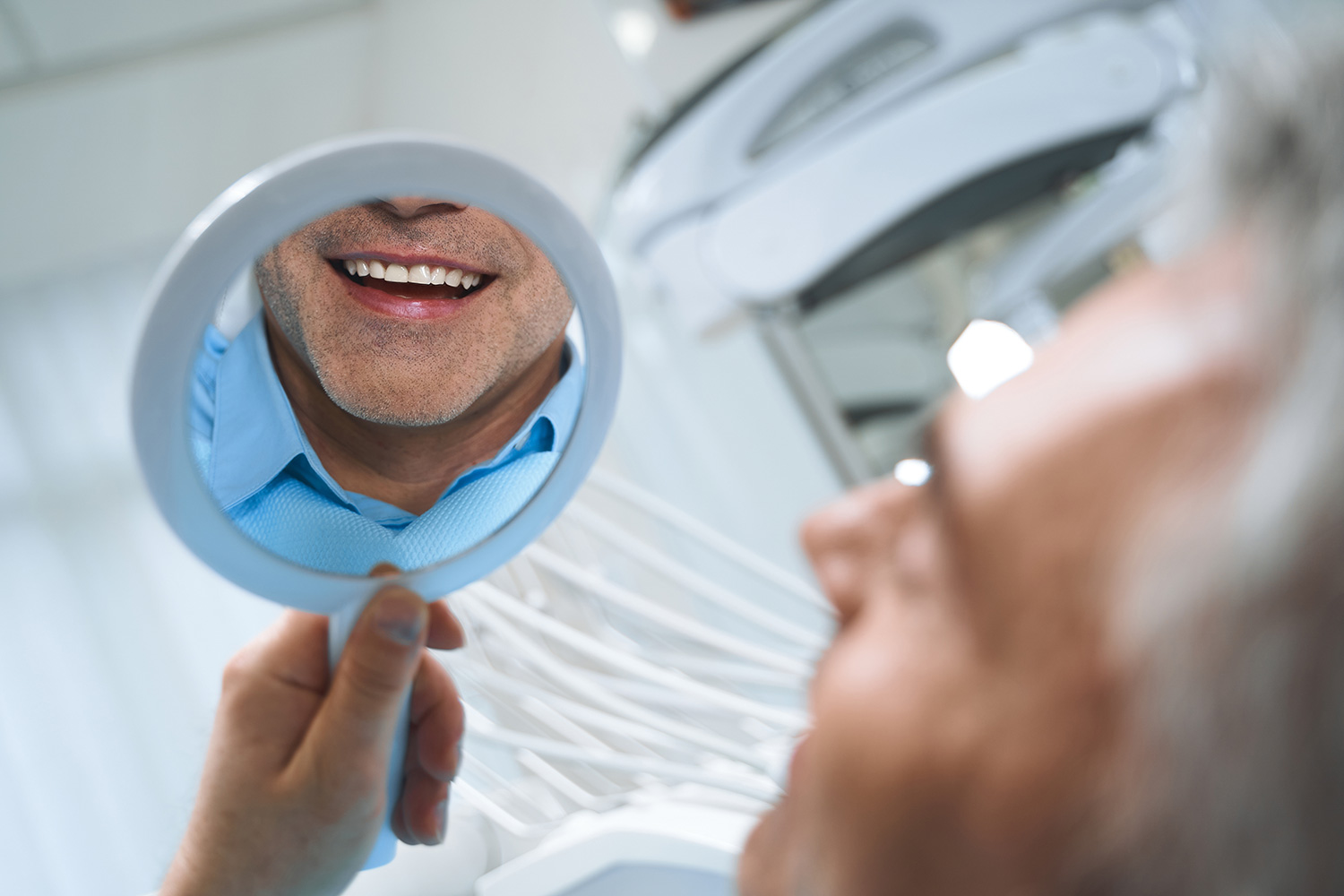 Sorriso saudável restabelecido com implante dentário