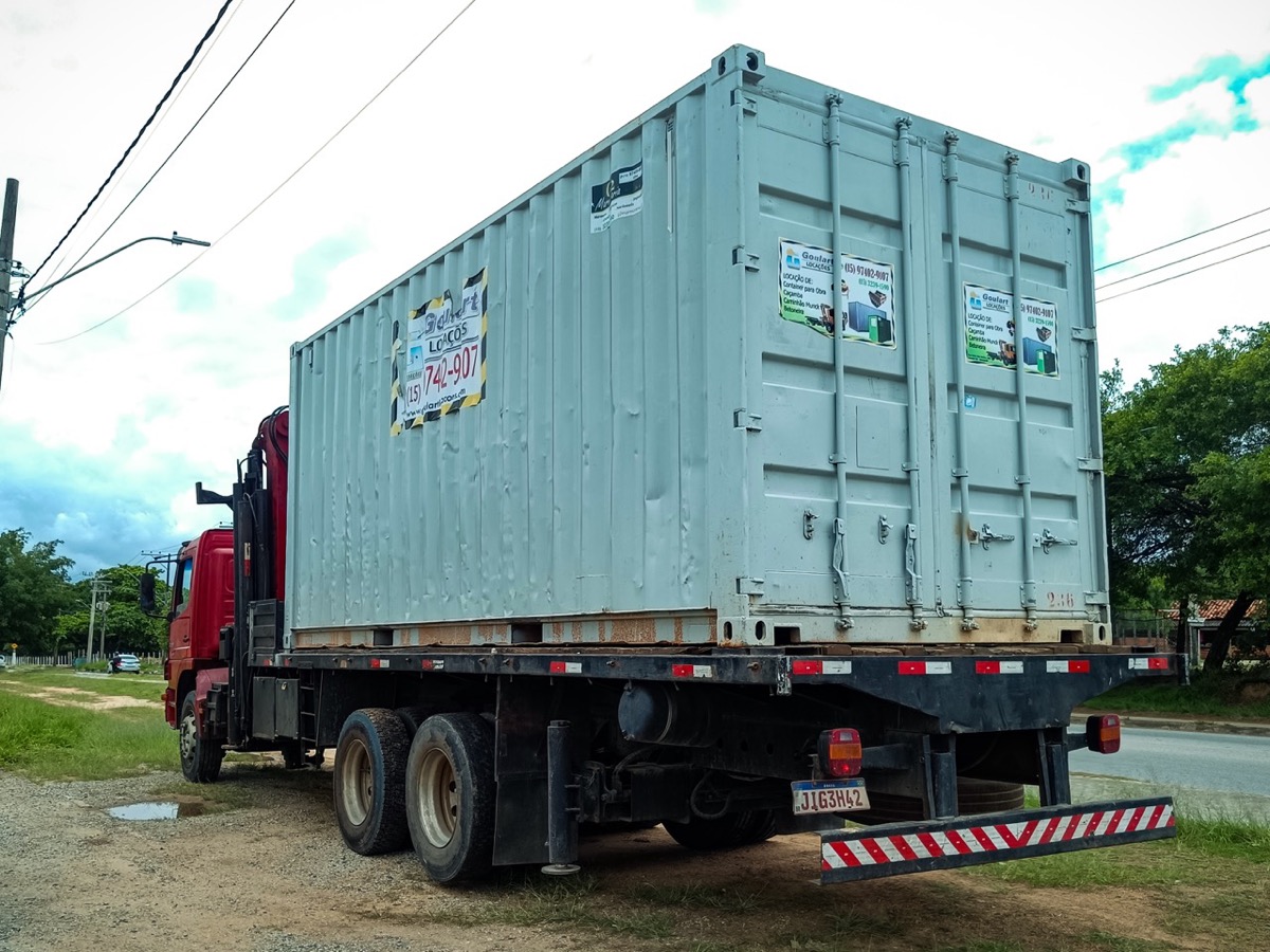 Caminhão Munck em operação - foto 1